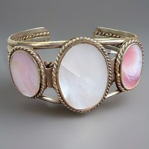 Vintage silvertone oval mother of pearl pink mussel shell cabochon cuff bracelet